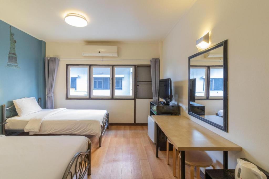 Intown Residence Банкок Екстериор снимка